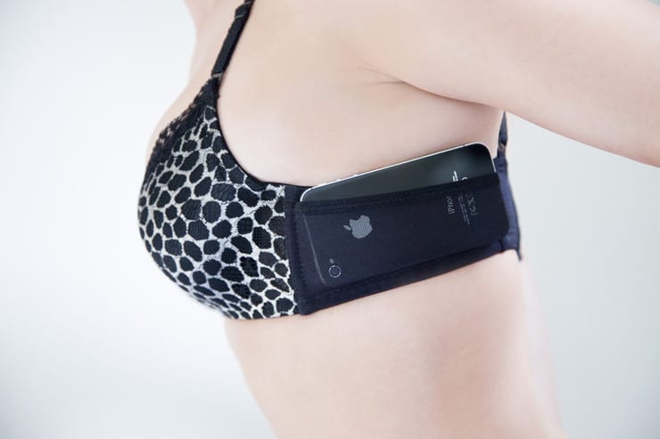 Pas de sac à main? Allez hop, le smartphone dans le soutif !